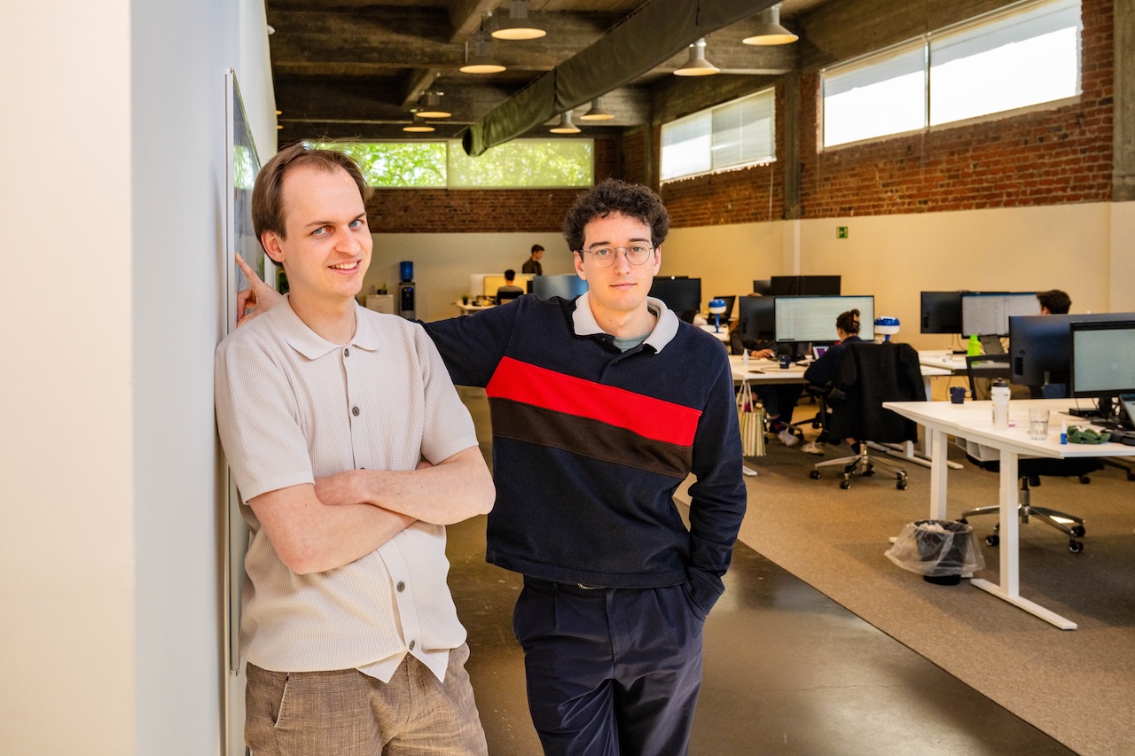 Tiebe Parmentier (left) and Wouter Janssen (right) are on the verge of a major international breakthrough with Tekst, helping companies finally make their multi-million-euro investments in AI profitable.